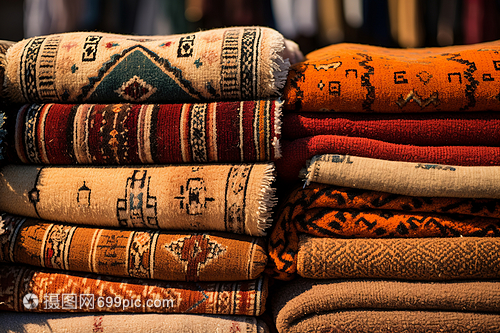 流淌在摊位间的色彩诗篇 五色斑斓的地毯与纺织品